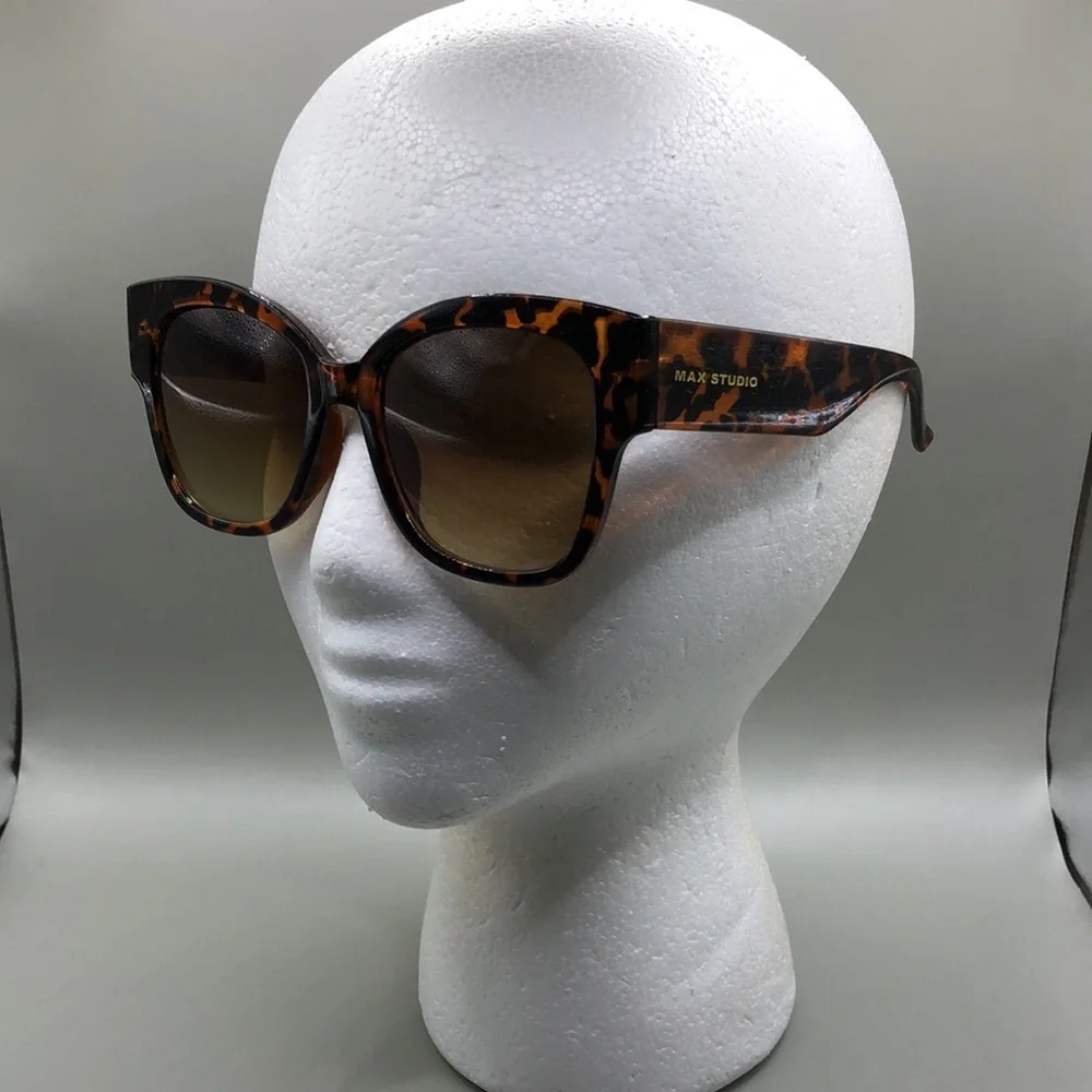 Curated bundle 9 trendy fashion sunglasses variety of brands and styles. - Picture 8 of 16